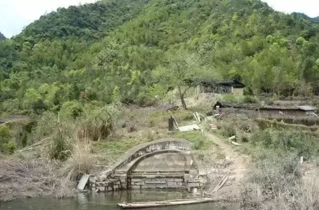 走马阴阳坟墓风水断_六十四卦看坟墓风水_怎样看坟墓风水